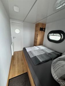 Hausboot KOMET Luxus und Natur pur max 5 Pers客房内的一张或多张床位