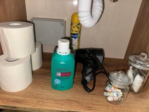 Hausboot KOMET Luxus und Natur pur max 5 Pers的咖啡和沏茶工具