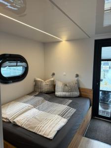 Hausboot KOMET Luxus und Natur pur max 5 Pers客房内的一张或多张床位