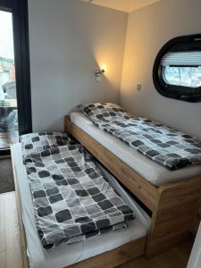 Hausboot KOMET Luxus und Natur pur max 5 Pers客房内的一张或多张床位
