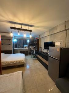 Katil atau katil-katil dalam bilik di Renovated Loft Style Condo