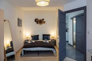 - une chambre avec un grand lit et une porte bleue dans l'établissement OIQIA • Escale, à Blois