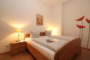 Postel nebo postele na pokoji v ubytování Appartementanlage Ostseeblick - FW Wustrow 9 rolli-gerecht + 14 fotografií