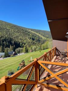 Ein allgemeiner Bergblick oder ein Berglick von des Hotels aus