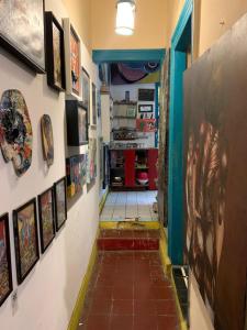 um corredor com pinturas nas paredes e um hallwayngthngthngthngthngth em Art Hostel Casa Chaman em Valparaíso