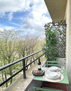 stół z butelką wina na balkonie w obiekcie Stylish Apartment with a Balcony in Paris w Paryżu +17 zdjęć