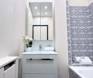 Kúpeľňa v ubytovaní Stylish Apartment with a Balcony in Paris