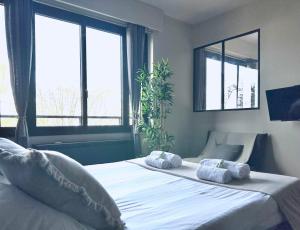 Posteľ alebo postele v izbe v ubytovaní Stylish Apartment with a Balcony in Paris