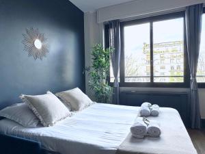 Posteľ alebo postele v izbe v ubytovaní Stylish Apartment with a Balcony in Paris