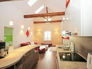 una grande cucina con soggiorno e soggiorno di Jagdschloß zu Hohen Niendorf Fewo 18 ANNA LUISE a Hohen Niendorf Altre 24 foto