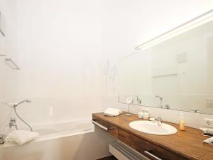 un bagno con lavandino e vasca da bagno di Jagdschloß zu Hohen Niendorf Fewo 18 ANNA LUISE a Hohen Niendorf