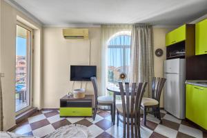 Μια τηλεόραση ή/και κέντρο ψυχαγωγίας στο Hacienda Beach Studio with Pool by Flat Mаnаger