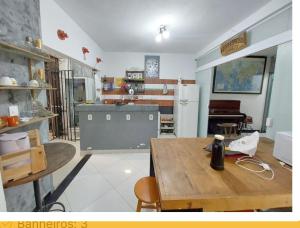 圣保罗Girassol Hostel Vila Madalena的一间厨房,内设一张木桌 更多25张照片