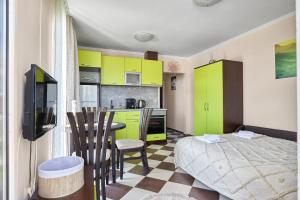 Η κουζίνα ή μικρή κουζίνα στο Hacienda Beach Studio with Pool by Flat Mаnаger