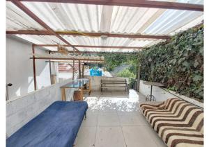 圣保罗Girassol Hostel Vila Madalena的带顶棚的露台，配有两张床和一张桌子