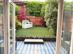 Zahrada ubytování Jekyll's on Hyde - Spacious Town House - Central Winchester - Free Parking, Sleeps 5 - by XPlus Stays