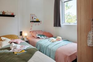 Łóżko lub łóżka w pokoju w obiekcie Camping U Pirellu