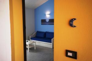sala de estar con sofá azul y mesa en La Luna Di Bruno, en Imperia