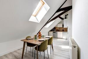 a kitchen and dining room with a table and chairs at Plein centre, 2 chambres, lumineux, "Traverse" in Sarlat-la-Canéda