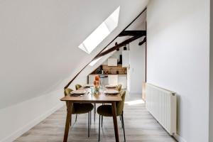a dining room with a table and chairs at Plein centre, 2 chambres, lumineux, "Traverse" in Sarlat-la-Canéda +11 photos