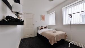 Ένα ή περισσότερα κρεβάτια σε δωμάτιο στο Birmingham City Stay Apartments
