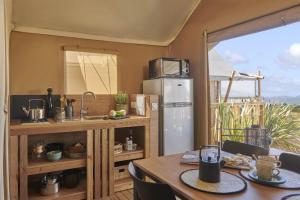 Kuchnia lub aneks kuchenny w obiekcie Camping U Pirellu