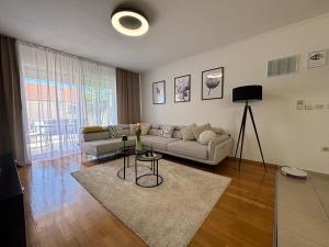 salon z kanapą i stołem w obiekcie Kristina Apartments w mieście Zadar