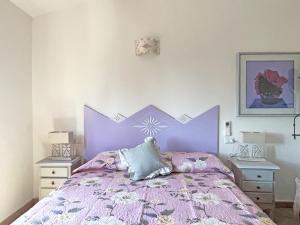 a purple bed with a purple headboard in a bedroom at Villa del Golfo in Olbia