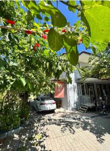 un coche aparcado delante de una casa en Kırevi 2- Airport, en Ortaca