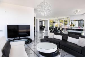 Et tv og/eller underholdning på Villa Coral -first Floor Apartment-