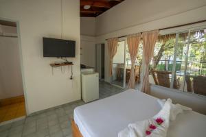Μια τηλεόραση ή/και κέντρο ψυχαγωγίας στο Bungalow #16 at Waterfront Playa Alicia