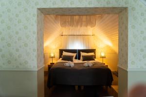 Postel nebo postele na pokoji v ubytování Vanalinna Boutique Hotel