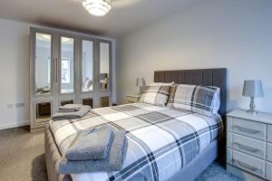 En eller flere senge i et værelse på Sunderland Short Stays 2 bedroom apartment Free Parking Fulwell SR6