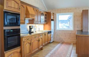 Kuchyň nebo kuchyňský kout v ubytování 3 Bedroom Nice Home In Jelsa