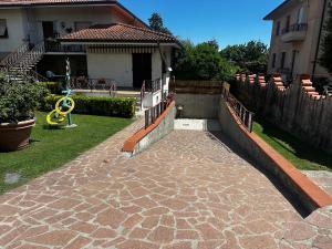 a brick walkway in front of a house at Loft delle meraviglie in Vallecchia