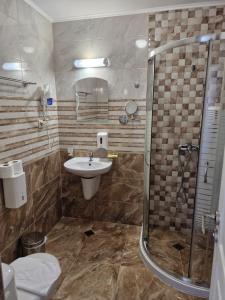 ein Badezimmer mit Waschbecken und Dusche in der Unterkunft APART SUN Travel SUNNY BEACH in Sonnenstrand