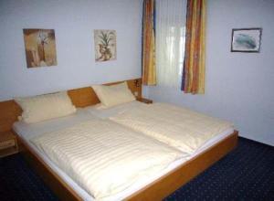 ein Schlafzimmer mit einem Bett in einem Zimmer in der Unterkunft Hotel am Ceresplatz in Manderscheid