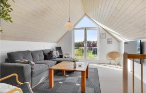 ein Wohnzimmer mit Sofa und Tisch in der Unterkunft Stunning Home In Nørre Nebel With Wifi in Nørre Nebel