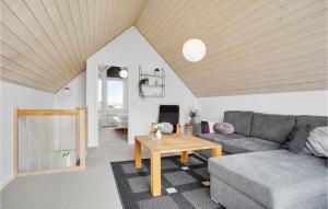 ein Wohnzimmer mit Sofa und Tisch in der Unterkunft Stunning Home In Nørre Nebel With Wifi in Nørre Nebel