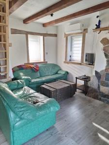 Posezení v ubytování Etno Baza - Domek pod lasem przy jeziorze na Mazurach + 10 fotografií