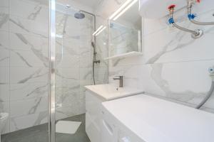 Et badeværelse på Villa Marimela luxury apartments