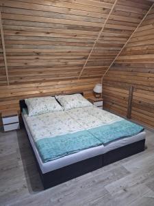 Postel nebo postele na pokoji v ubytování Etno Baza - Domek pod lasem przy jeziorze na Mazurach