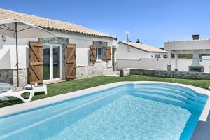 Bazén v ubytování Casa Faquinse La Muela 1 nebo v jeho okolí