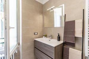 a bathroom with a sink and a mirror at Le Dalie - Appartamento Stresa - Magognino in Brisino +31 photos