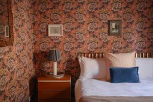 Ένα ή περισσότερα κρεβάτια σε δωμάτιο στο Primrose Cottage - with Private Courtyard & Sun Terrace in Central Bath