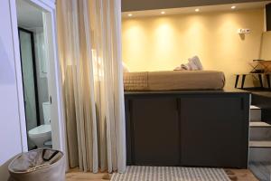 - un lit installé au-dessus d'une table dans une pièce dans l'établissement Elegant 42sqm Apartment in Lycabettus, à Athènes