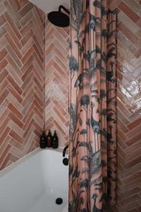 Ένα μπάνιο στο Primrose Cottage - with Private Courtyard & Sun Terrace in Central Bath