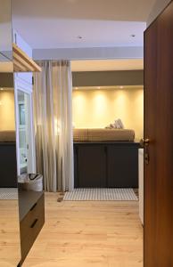 une chambre avec un lit dans une pièce dans l'établissement Elegant 42sqm Apartment in Lycabettus, à Athènes