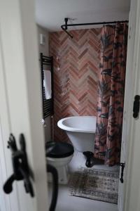 Ένα μπάνιο στο Primrose Cottage - with Private Courtyard & Sun Terrace in Central Bath +20 φωτογραφίες