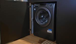 une laveuse et une sécheuse se trouvent dans une pièce dans l'établissement Elegant 42sqm Apartment in Lycabettus, à Athènes 5 autres photos